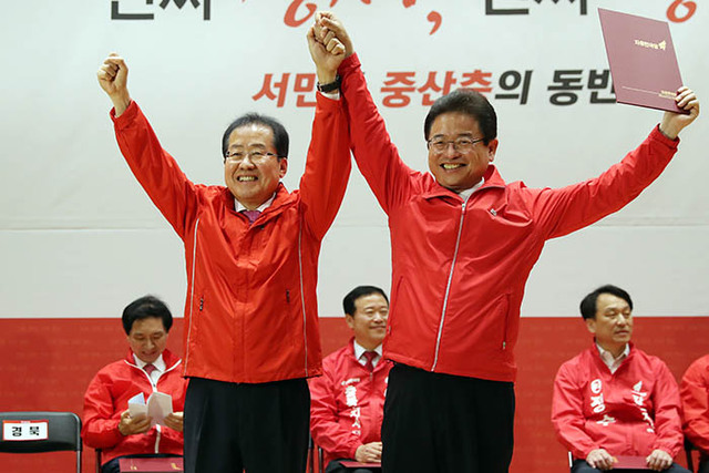 ▲ 자유한국당 홍준표 대표가 12일 오전 국회 의원회관 대회의실에서 열린 6·13 지방선거 후보자 출정식에서 공천장을 받은 이철우 경북도지사 후보와 기념촬영을 하고 있다.   /연합뉴스