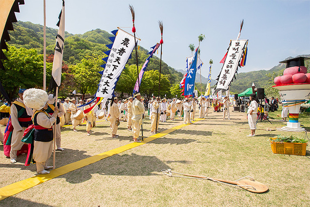 ▲ 모전들소리보존회가 문경전통찻사발축제장에서 정기발표회를 하고 있다.  /문경시 제공