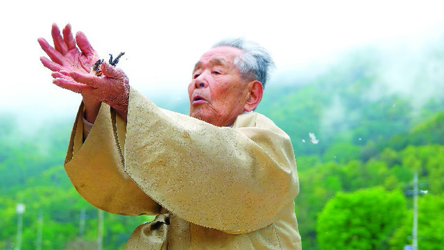 ▲ 2018 문경전통찻사발축제의 성공 개최와 문경 도자기의 발전을 기원하는 선조도공 추모제에서 문경요 천한봉 도예가가 제를 올리고 있다.