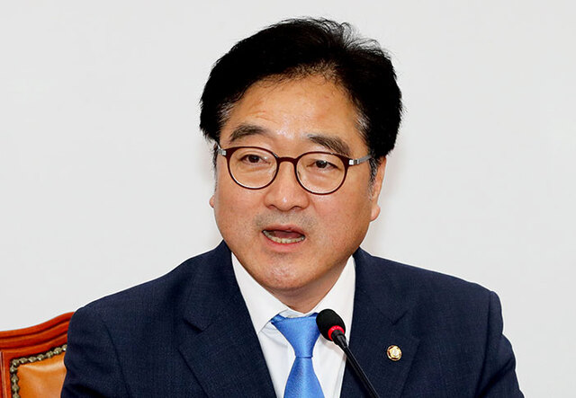 ▲ 더불어민주당 우원식 원내대표가 3일 오후 국회 원내대표실에서 원내 상황 관련 긴급 기자간담회를 열고 자유한국당 김성태 원내내표의 단식 방침에 대해 “특검 수용 요구 단식은 국회 정상화 포기 선언”이라며 비판하고 있다.   /연합뉴스