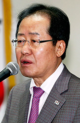 ▲ 자유한국당 홍준표 대표가 3일디지털정당위원회 위원 임명장 수여식에서 인사말을 하고 있다.   /연합뉴스