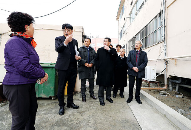 ▲ 하마다 다사노리 일본 와세다 대학교 명예교수 일행이 액상화 현상이 발생한 송도동 주택가에서 현장을 확인하고 있다.