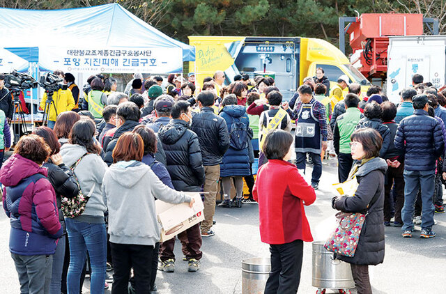 ▲ 대피소가 마련된 흥해체육관에 전국 각지에서 달려온 자원봉사자들이 식사와 음료, 간식등을 제공하고 있다.