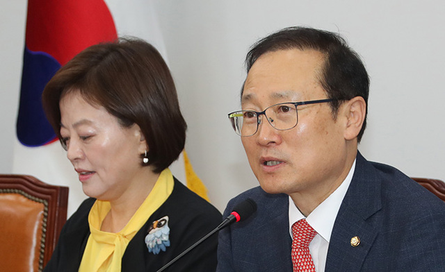 ▲ 더불어민주당 홍영표 원내대표가 15일 원내대책회의서 발언하고 있다.  /연합뉴스