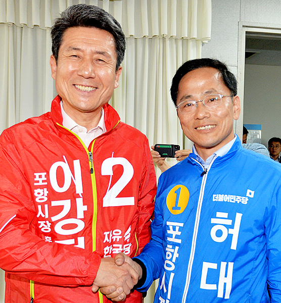 ▲ 6·13 지방선거 포항시장에 출사표를 던진 허대만 더불어민주당 후보와 이강덕 자유한국당 후보가 정책발표를 위해 찾은 포항시청 브리핑룸에서 만나 악수를 하고 있다.  /이용선기자