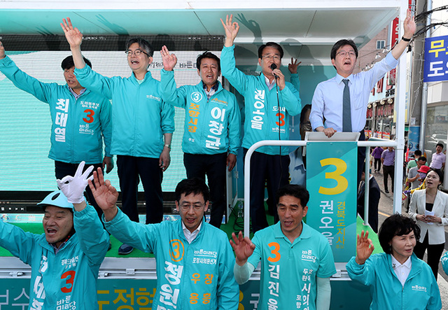 ▲ 6.13지방선거의 공식 선거운동 첫 날인 31일 오후 죽도시장에서 출정식을 한 바른미래당의 유승민 대표와 권오을 경북도지사 후보, 이창균 포항시장후보를 비롯한 경북도의원, 포항시의원 후보들이 시민들에게 지지를 호소하고 있다. /이용선기자 photokid@kbmaeil.com