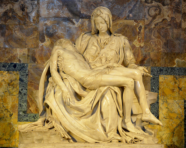 ▲ 미켈란젤로의 피에타(Pieta). 피에타란 이탈리아어로 ‘자비를 베푸소서’, ‘하느님 불쌍히 여기소서’를 의미한다. 죽은 아들을 안은 성모는 슬픔을 토해내기보다 마음 깊이 삼키고 있다. 그러하기에 그녀의 애도는 더 큰 울림으로 다가온다. 지금 시대는 기존의 모든 것들을 떠나보내고 있다. 거기에 예술도 예외는 아니다. 하여 애도하라.