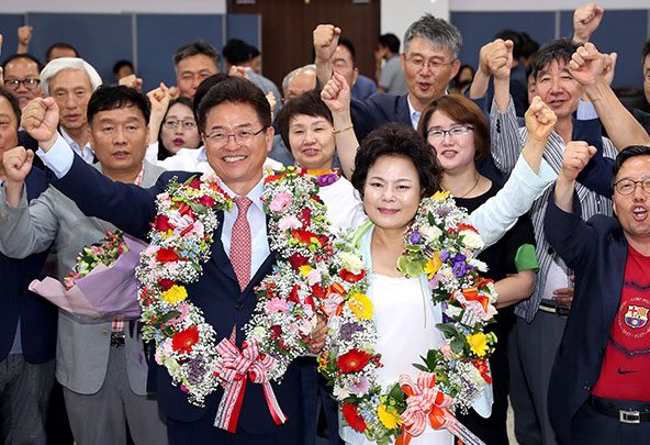 ▲ 6·13지방선거에서 경북도지사에 당선된 자유한국당 이철우 당선자가 부인 김재덕씨와 함께 손을 들어 지지자들의 환호에 답하고 있다.  /이용선기자 photokid@kbmaeil.com