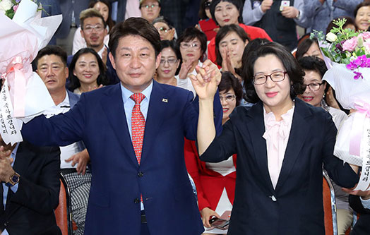 ▲ 6·13지방선거에서 대구시장에 당선되면서 재선에 성공한 자유한국당 권영진 당선자가 부인 이정원씨와 함께 손을 들어 지지자들의 환호에 답하고 있다.  /이용선기자 photokid@kbmaeil.com