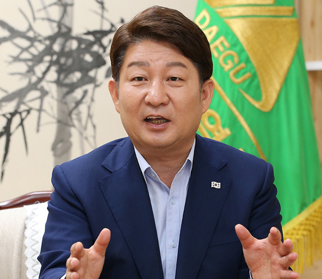 ▲ 권영진 대구시장은 “지난 4년 동안 대구 도약을 위한 준비는 끝났다. 이제 힘차게 나아갈 일만 남았다.” 그는 앞으로 4년 동안 꽃을 피우고 열매를 수확해 시민의 삶을 바꾸도록 하겠다고 포부를 말했다.