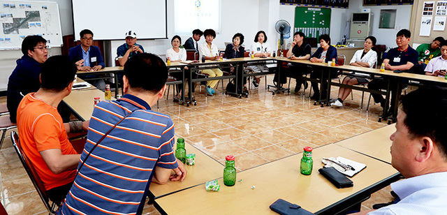 ▲ 흥해지역 주민들로 구성된 흥해 도시재생 주민협의체가 흥해읍사무소에서 첫번째 회의를 진행하고 있다.  /포항시 제공