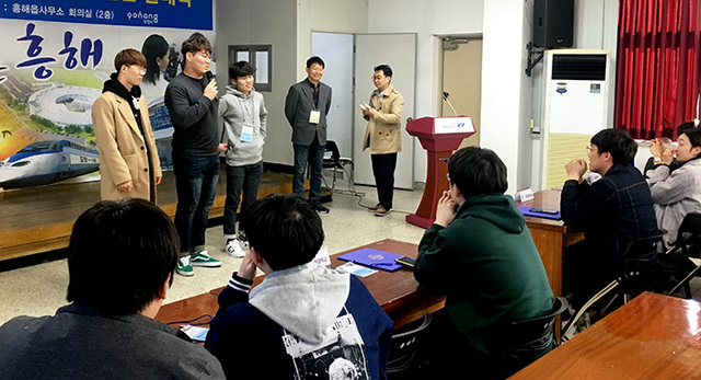 ▲ 지역 대학생들로 구성된 아이디어 뱅크인 특별재생 영아이디어 발굴단이 발대식을 갖고 있다.  /포항시 제공