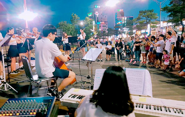 ▲ 영일대해수욕장을 찾은 사람들이 거리 공연을 즐기고 있다.