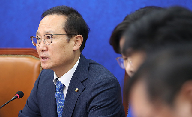 ▲ 더불어민주당 홍영표 원내대표가 2일 오전 국회에서 열린 최고위원회의에서 발언하고 있다.  /연합뉴스