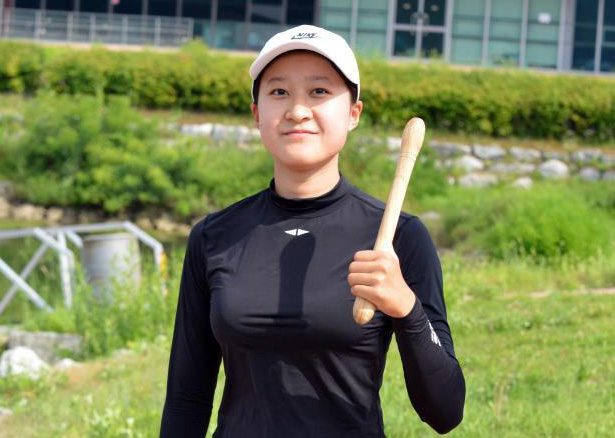 ▲ 카누 드래곤보트 남자 남북단일팀의 남측 드러머 이현주가 23일 충주 충청북도 충주 탄금호 경기장에서 훈련을 마친 뒤 포즈를 취하고 있다.  /연합뉴스