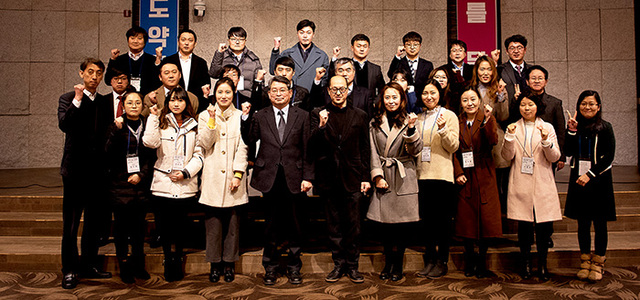 ▲ 경북 북부권 청년창업지원사업 1기 청년CEO 20명이 수료식에서 수료증을 받고 기념촬영을 하고 있다.  /경북 북부권 청년창업지원센터 제공