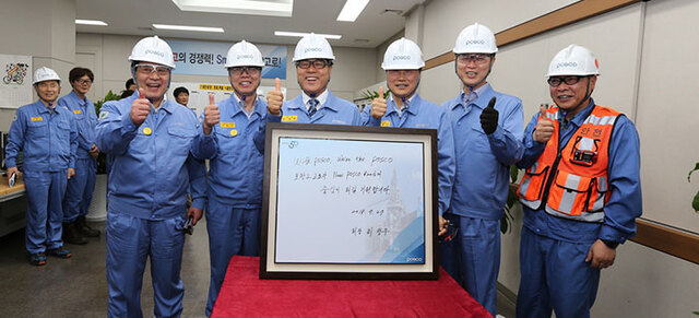 ▲ 지난 27일 포항제철소 2고로 운전실에서 최정우 신임 포스코 회장이 방명록을 작성한 후 임직원들과 함께 안전구호를 외치고 있다. /포스코 제공