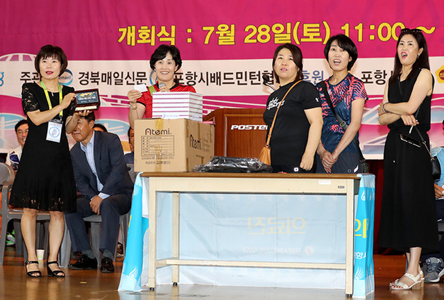 ▲ 제주도에서 대회에 참가한 동호인들이 마지막 경품인 황금 배드민턴 라켓 추첨을 하고 있다.