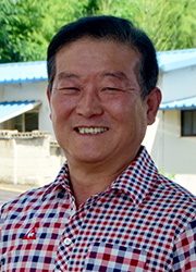 ▲ 배병희 전 비산동 새마을협의회장이 비산동주민센터 앞에서 예전과 달라진 동네 모습에 대해 이야기하고 있다. /김락현기자