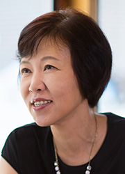 ▲ 소설가 김별아가 서울 망원동 한 카페에서 본지와 인터뷰를 진행하고 있다.  /사진제공 구창웅