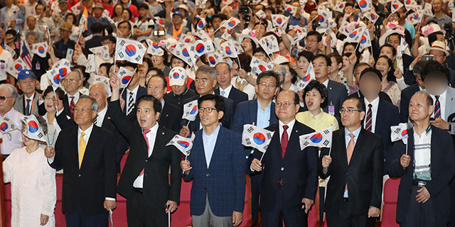 ▲ 15일 오전 국회 의원회관 대회의실에서 대한민국 건국 70주년 기념위원회 주관으로 열린 대한민국 건국 70주년 기념식에서 태영호 전 영국주재 북한 공사 등 참석자들이 태극기를 흔들고 있다. 오른쪽 두번째부터 태영호 공사, 자유한국당 이종명 의원, 김문수 전 경기지사, 심재철 의원, 박관용 전 국회의장.         /연합뉴스