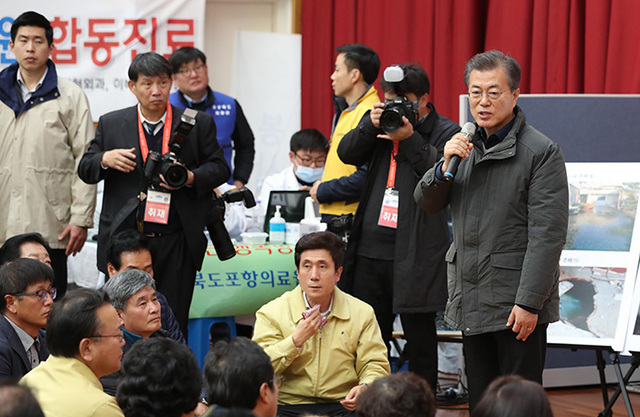 ▲ 문재인 대통령이 지진 이후 이재민 대피소인 흥해실내체육관을 방문해 이재민들에게 신속한 복구를 약속하고 있다.  /포항시 제공