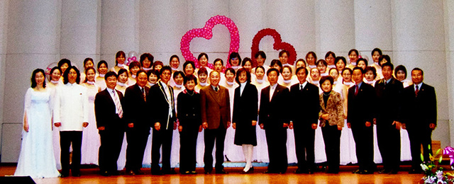 ▲ 구미시새마을여성합창단이 서산시에서 열린 장애인을 위한 사랑의 음악회에서 특별 공연을 펼친 뒤 기념촬영을 하고 있는 모습.