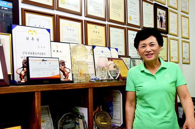 ▲ 김선애 전 경북도새마을부녀회장이 젊은이들에게 새마을운동 지도자의 기회를 줘야한다고 말하고 있다.  /김락현기자 kimrh@kbmaeil.com