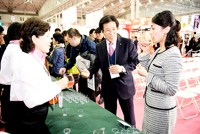 ▲ 고윤환 문경시장이 FOODEX JAPAN 2018에 참가해 문경 오미자의 세계적 홍보와 국제 판로 확대를 모색하고 있다. /문경시 제공