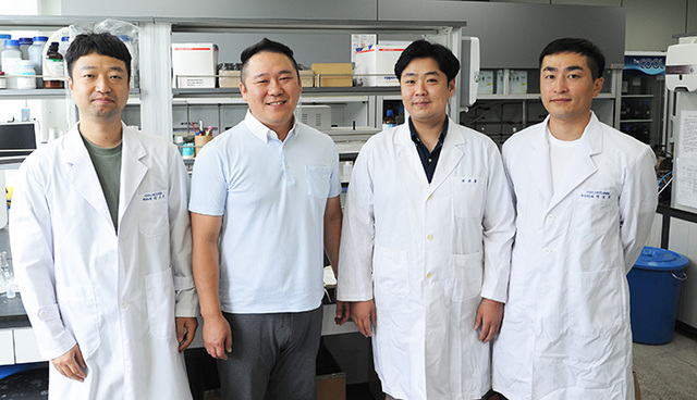▲ ㈜에이디의 연구원 왼쪽부터 김영운(35)책임연구원, 권기봉 대표, 이신동(34)선임연구원, 백경규(35)책임연구원.      안동/손병현기자 why@kbmaeil.com