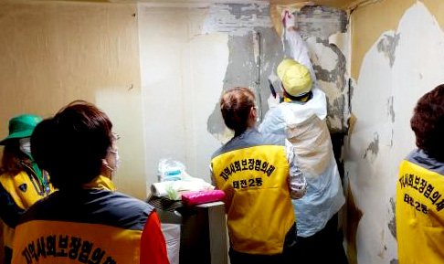 ▲ 복지사각지대 해소를 위해 찾아가는 보건복지서비스를 시행하고 있는 대구시가 도움이 필요한 가구를 방문해 집수리 봉사활동을 펼치고 있다.  /대구시 제공