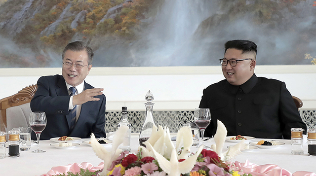 ▲ 문재인 대통령이 19일 평양 옥류관을 방문해 김정은 국무위원장과 오찬을 하며 대화하고 있다.  /연합뉴스