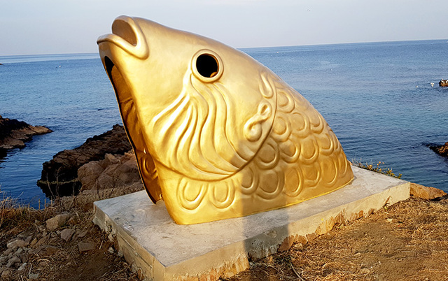 ▲ 부흥리 해변에 설치된 물고기 조형물