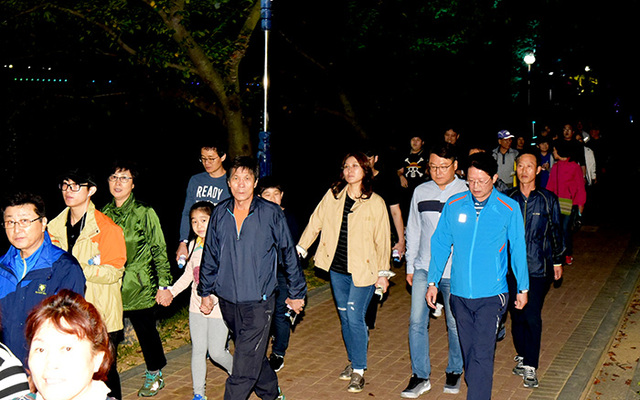 ▲ 한가위 호반달빛걷기에 참여한 참가자들이 밝은 보름달 아래 소원을 빌며 이동하고 있다.  /경주시 제공