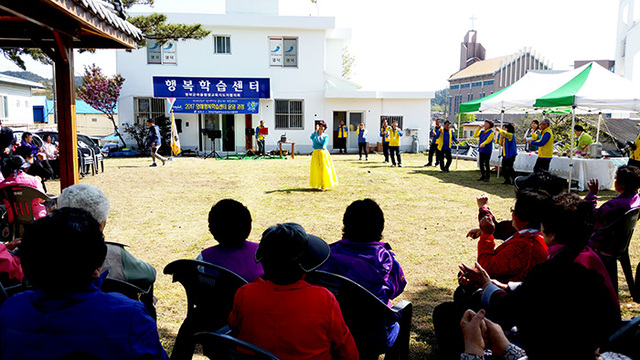 ▲ 영해 행복학습센터에서 즐거운 시간을 가지고 있는 영덕 군민들.