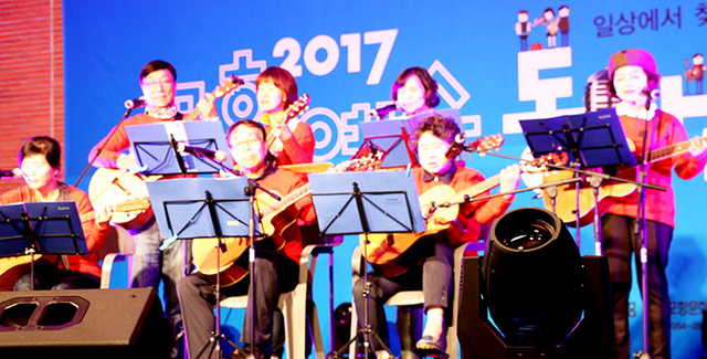▲ 포항지역 생활문화동호회 축제 ‘2018 포항시 생활문화페스티벌-It(잇)다’ 가 오는 8일부터 14일까지 영일대광장 특설무대 등 포항지역 곳곳에서 열린다. 사진은 한울기타동아리.  /포항문화재단 제공