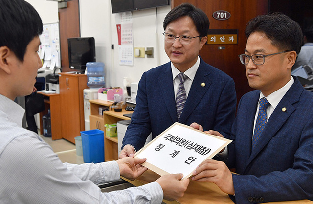 ▲ 더불어민주당 강병원 원내대변인(가운데)과 국회 기획재정위원회 간사인 김정우 의원(오른쪽)이 지난달 28일 오후 심재철 자유한국당 의원의 국가기밀탈취 관련 윤리위 징계 요청안을 국회 의안과에 제출하고 있다.   /연합뉴스