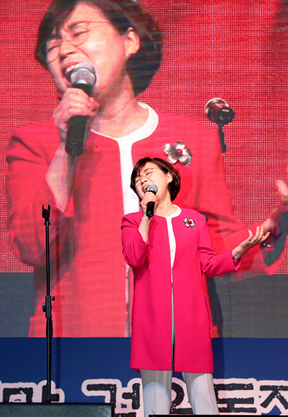 ▲ 축사를 위해 무대에 오른 김정재 국회의원이 사회자의 즉석 제안에 혜은이의 ‘열정’을 열창하고 있다.
