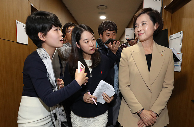 ▲ 유은혜 사회부총리 겸 교육부 장관이 지난 2일 오후 정부세종청사에서 취임식을 마친 뒤 보도진 질문을 받고 있다.   /연합뉴스