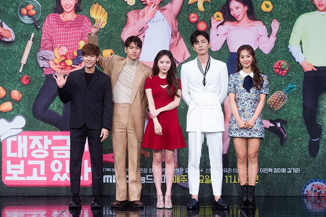 ▲ 8일 오후 서울 마포구 상암동 MBC에서 열린 MBC TV 예능드라마 ‘’대장금이 보고있다’’ 제작발표회에서 출연자들이 포즈를 취하고 있다. 왼쪽부터 비투비 민혁, 김현준, 이열음, 신동욱, 소녀시대 유리.  /MBC 제공=연합뉴스