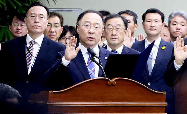 ▲ 홍남기(가운데) 국무조정실장이 10일 정부세종청사에서 열린 정무위원회 국정감사에서 선서하고 있다.  /연합뉴스
