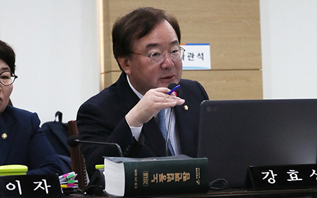 ▲ 11일 정부세종청사에서 열린 환경노동위 국정감사에서 자유한국당 강효상 의원이 질의를 하고 있다.   /연합뉴스
