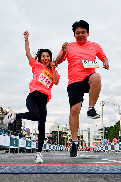 ▲ 5km 완주자들이 힘차게 결승선을 통과하고 있다.