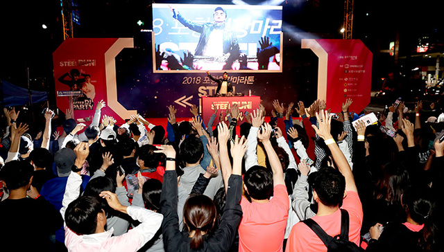 ▲ 인기 DJ 춘자가 애프터 DJ파티에서 마라톤 참가자와 시민에게 흥겨운 무대를 선사하고 있다.