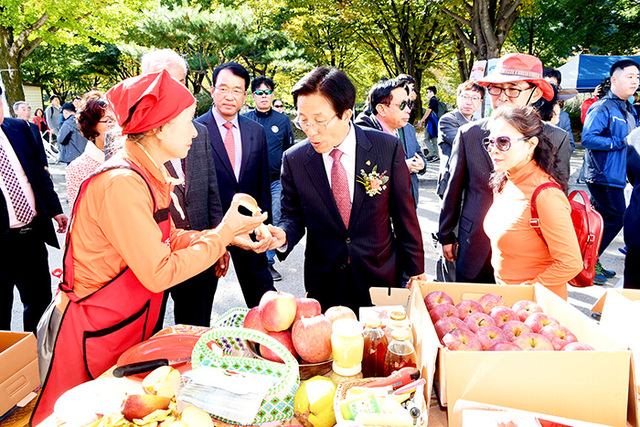 ▲ 2018년 문경사과 축제장 모습.      /문경시 제공