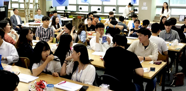 ▲ GIF청년기획 홍보단원들이 아이디어 과제를 수행하고 있다.  /대구시 제공
