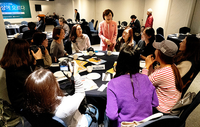 ▲ 김정재 국회의원이 파워 블로거들에게 포항 구룡포과메기 홍보의 중요성을 강조하고 있다.
