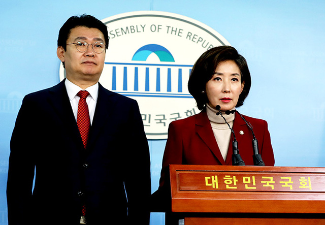 ▲ 자유한국당 나경원(오른쪽) 원내대표 후보가 9일 오후 국회 정론관에서 열린 정책위의장 후보 발표 기자회견에서 정용기 정책위의장 후보를 소개하고 있다.   /연합뉴스