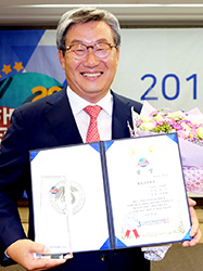 ▲ 대한민국발전대상을 수상한 곽용환 고령군수.
