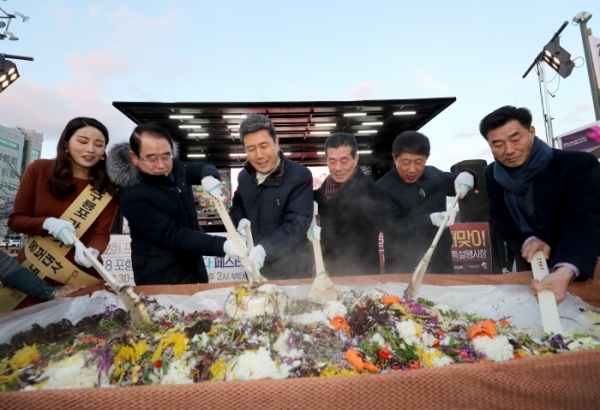 포항시가 주최하고 경북매일신문이 주관한 제22회 포항 구룡포 과메기 홍보행사와 2019 포항 영일대 해맞이가 지난달 30일부터 1일 오전까지 포항 영일대해수욕장 일원에서 열렸다. 31일 오후 과메기 홍보행사에 참석한 박명제 국회의원, 이강덕 포항시장, 서재원 포항시의회 의장, 최윤채 경북매일 사장이 시민들에게 나눠줄 과메기 비빔밥을 만들고 있다. /이용선기자 photokid@kbmaeil.com